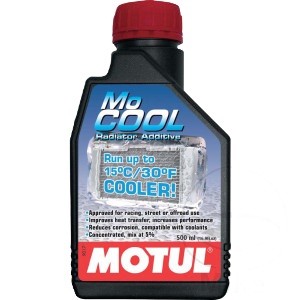 MOTUL mit Motocool Organic Kühlmittel für Motorrad Motoren.